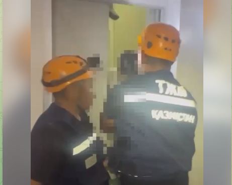 В Кызылорде спасатели МЧС освободили трёх человек, застрявших в лифте