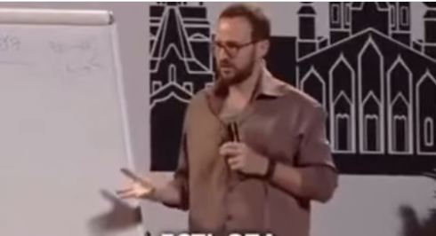 "Невкусный шоколад" — российский блогер оскорбил казахстанцев и извинился