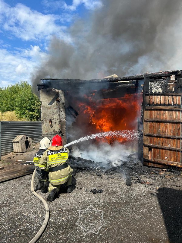 В Костанае на территории частного жилого дома произошел пожар