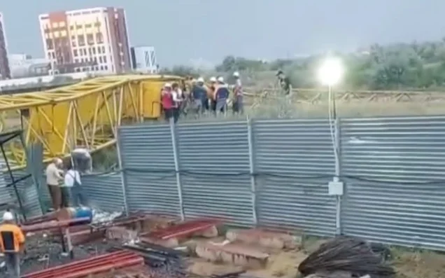 На стройке в Астане опрокинулся кран, погиб рабочий