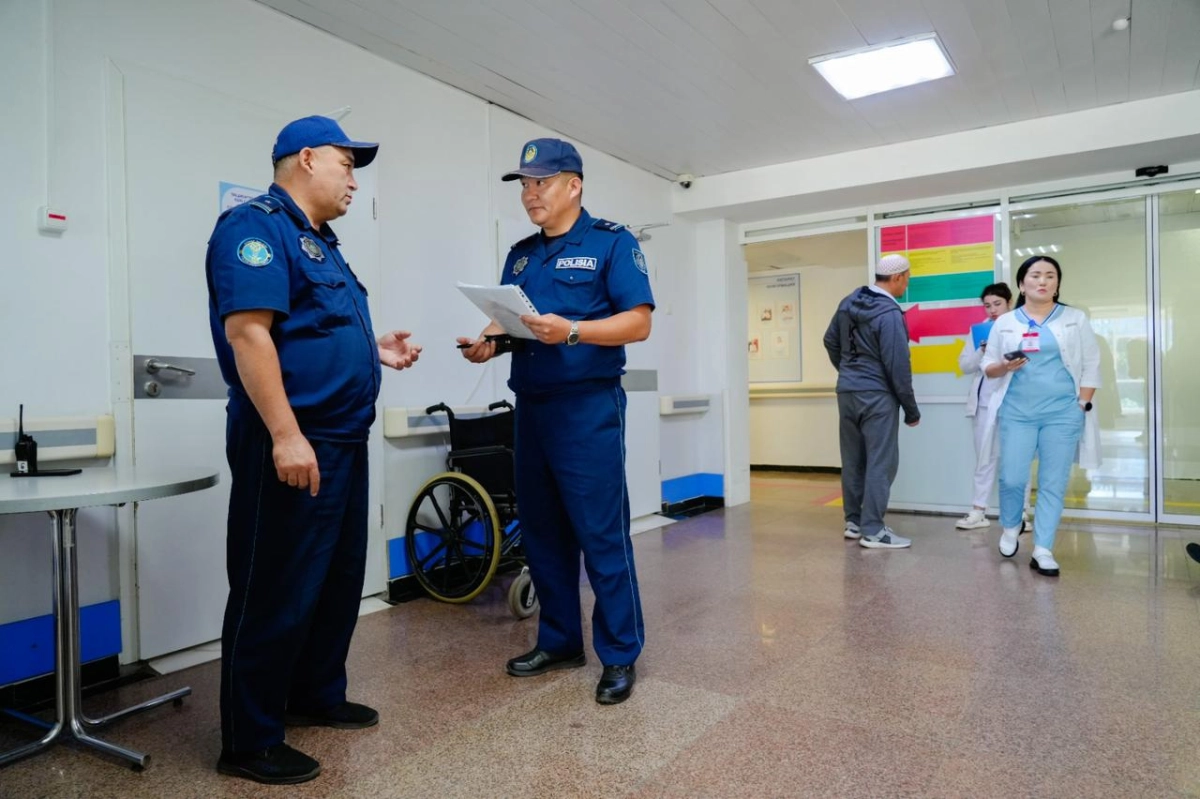 В шести больницах Астаны появились круглосуточные полицейские посты