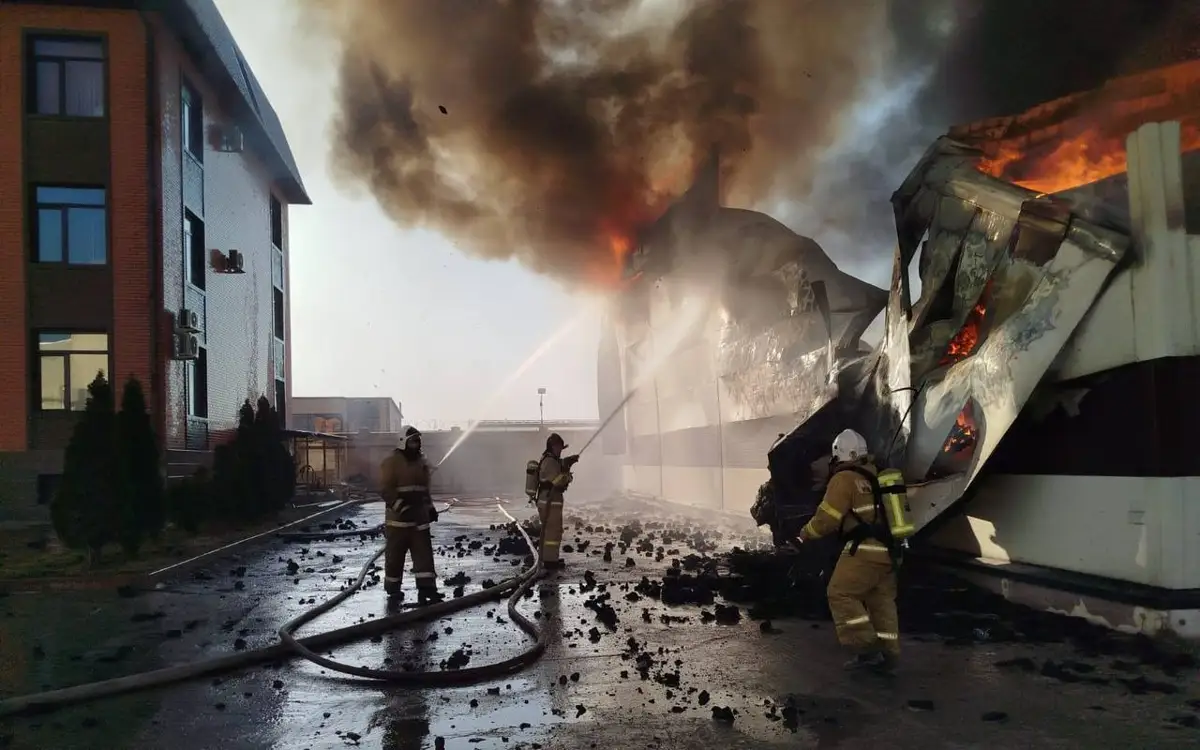 В промзоне близ Алматы произошел пожар