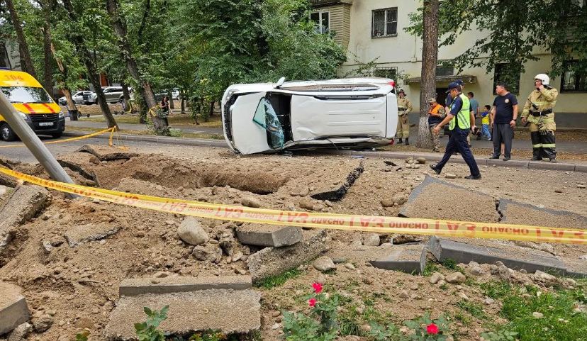 В Алматы в результате подземного взрыва газа перевернулся автомобиль