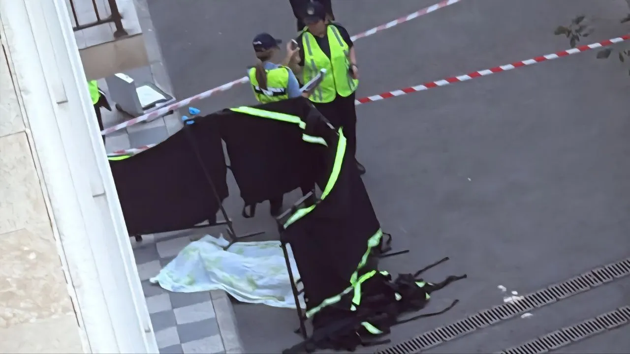 Погиб молодой мужчина, выпавший с 10 этажа бизнес-центра в Алматы