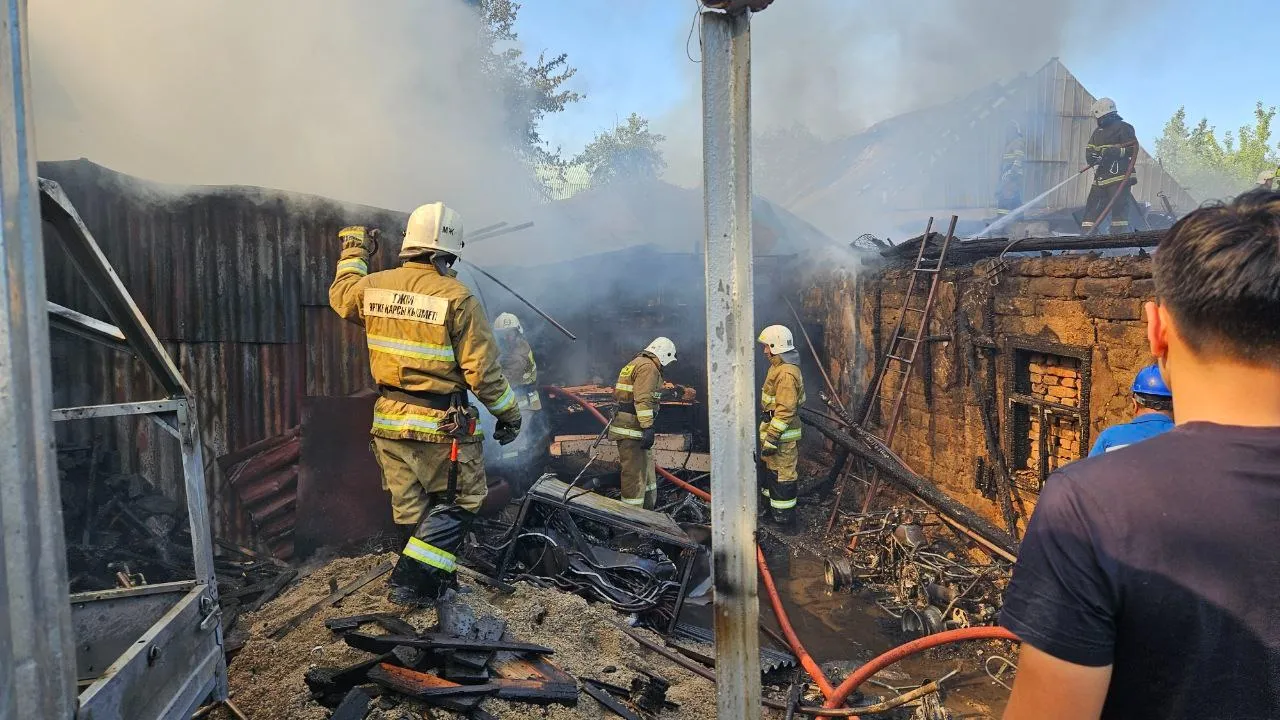 В частном секторе Алматы потушили пожар по повышенному рангу
