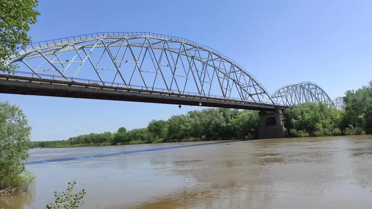 На две недели закроют мост через реку Жайык в Уральске