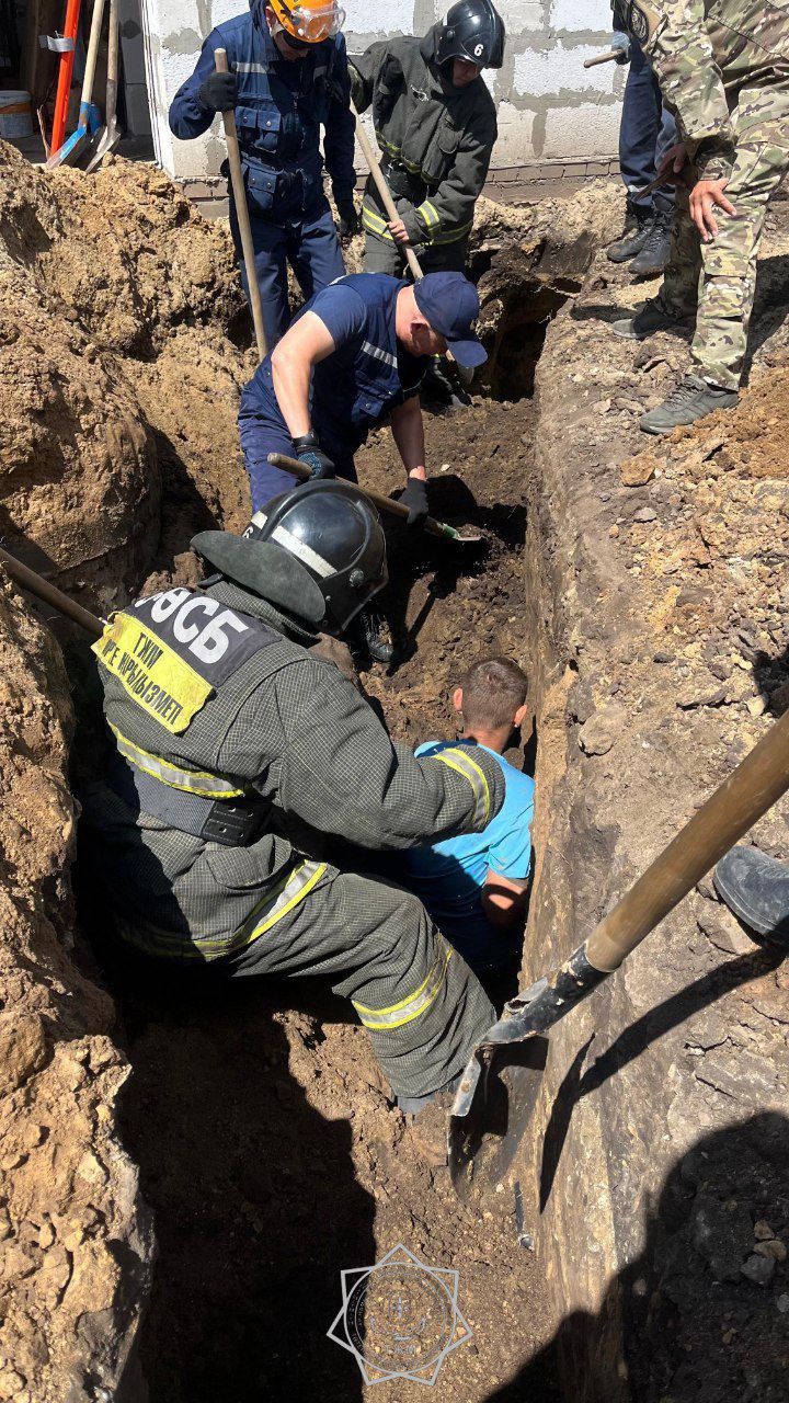 Мужчина упал в траншею в Костанае