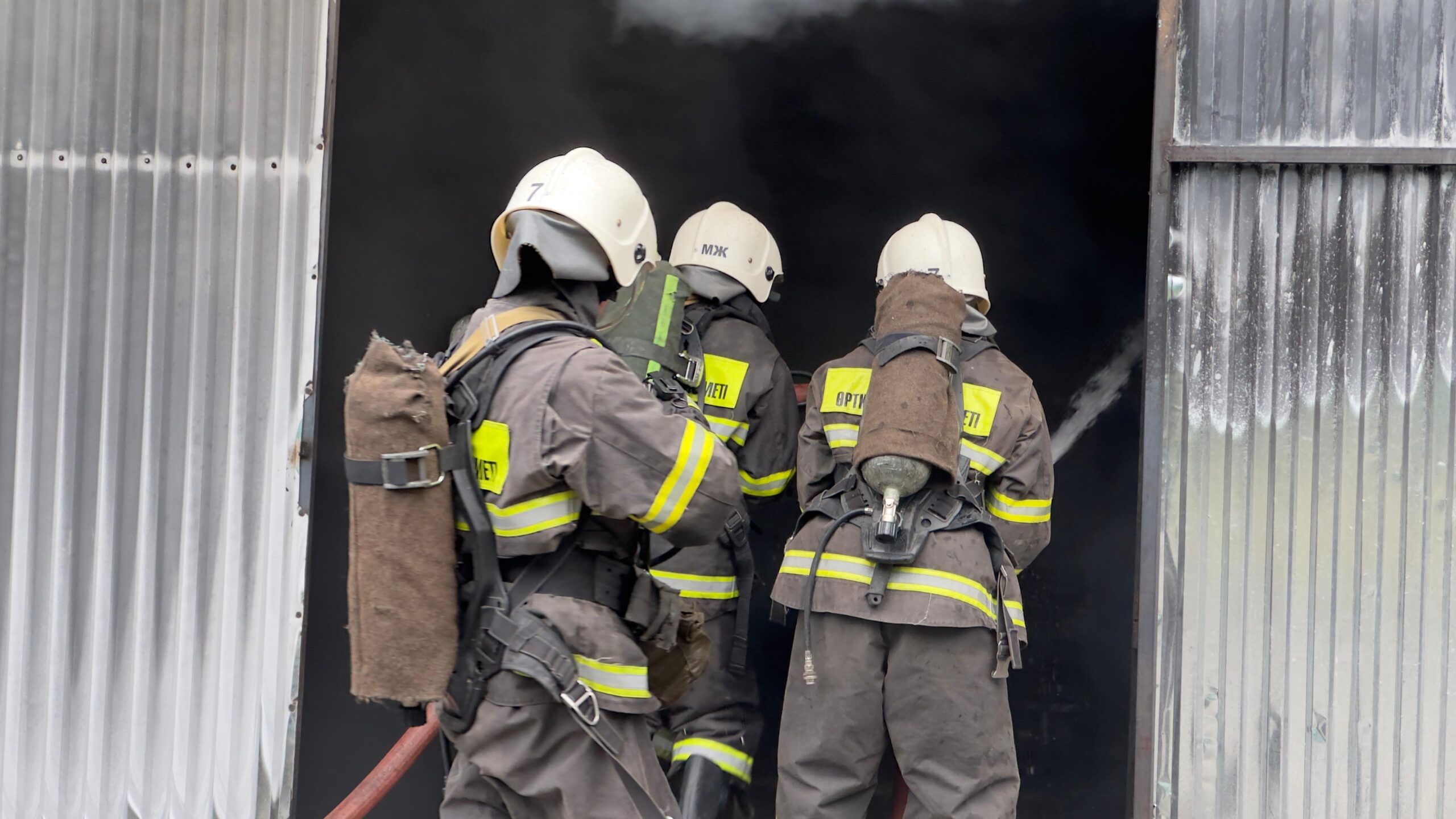 Склад загорелся в Алматы