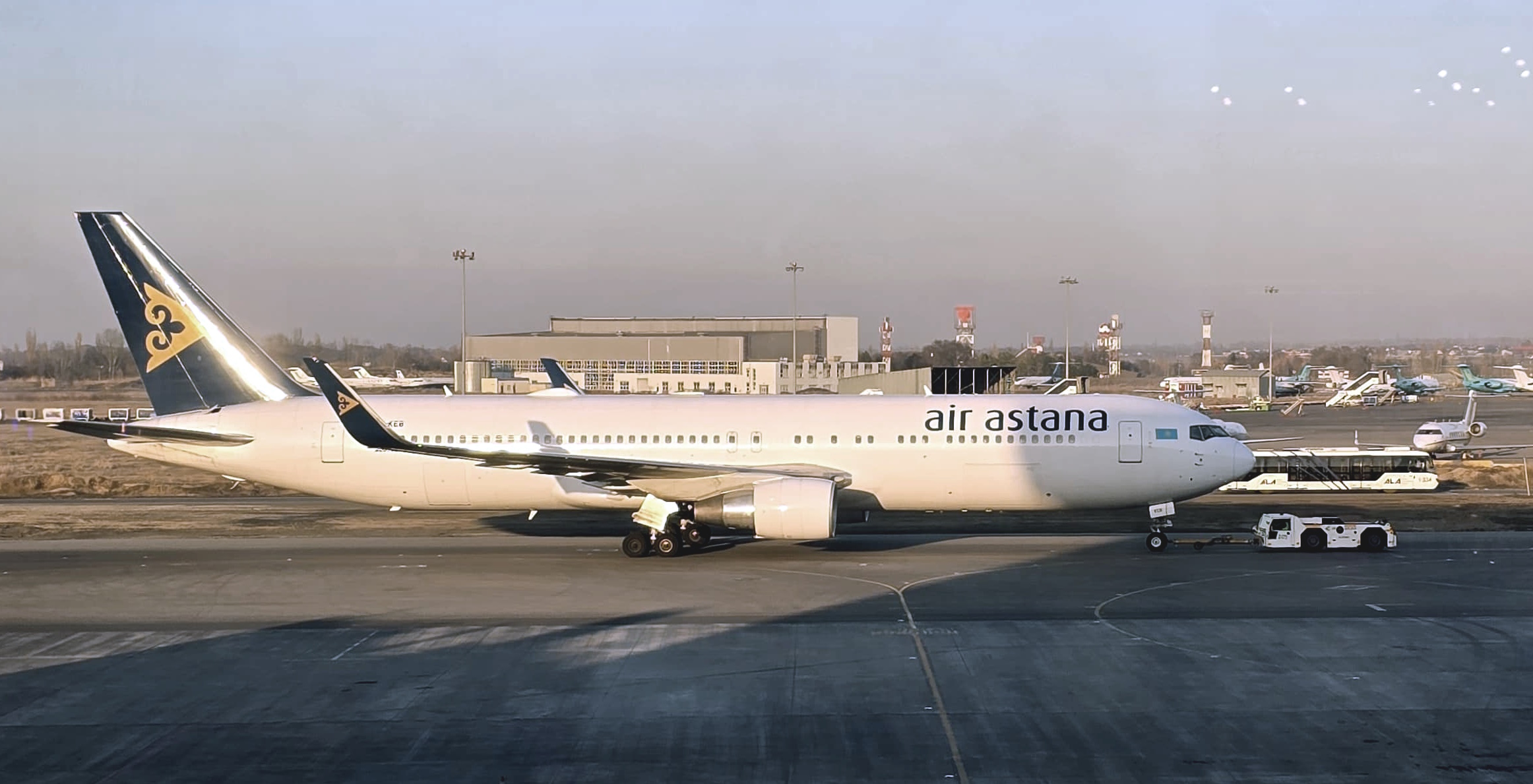 Air Astana объяснила, почему запретила пассажирам смотреть фильмы во время полета
