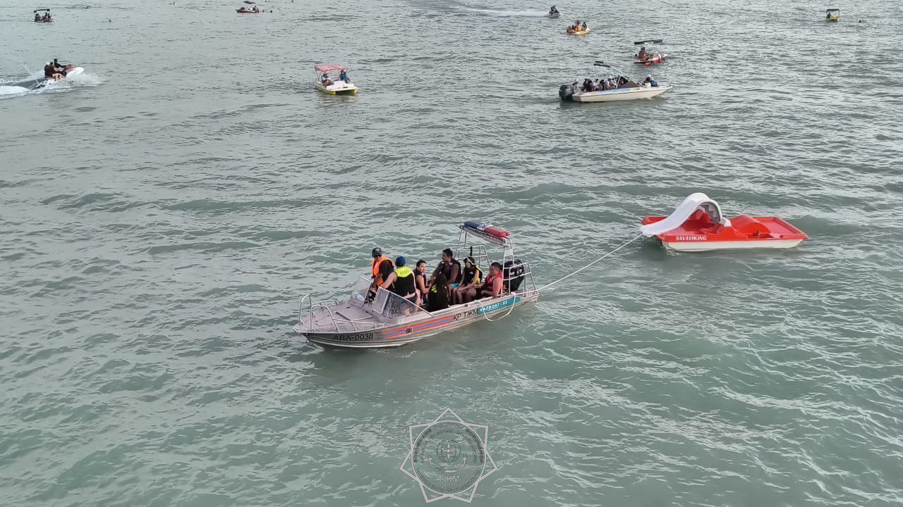 Катамаран с пассажирами сломался посреди Алаколя