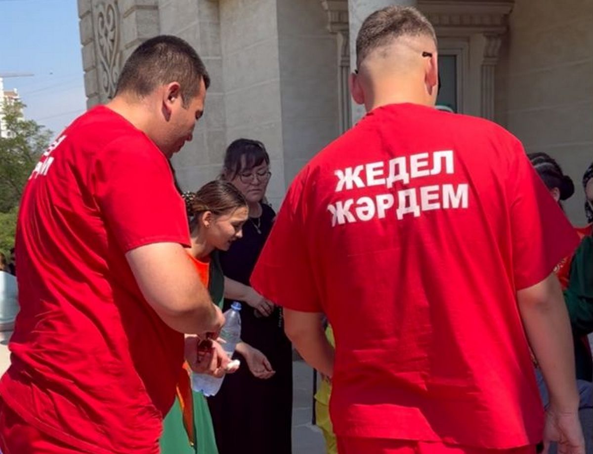 В Актау участники международного фестиваля теряли сознание от жары в помещении