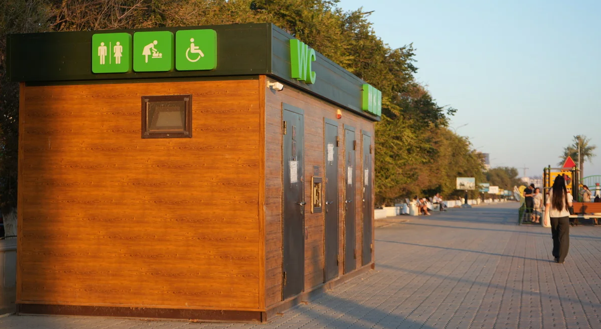 Вечный ремонт: жители Актау устали искать работающие туалеты на набережной