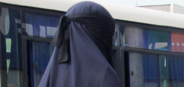 В Петропавловске полицейские провели рейд с разъяснением запрета на ношение одежды, скрывающей лицо