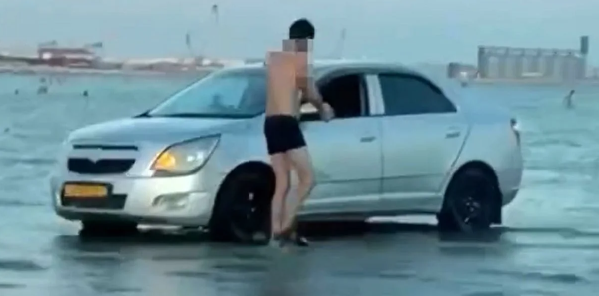 За мойку автомобиля в море оштрафовали водителя в Актау