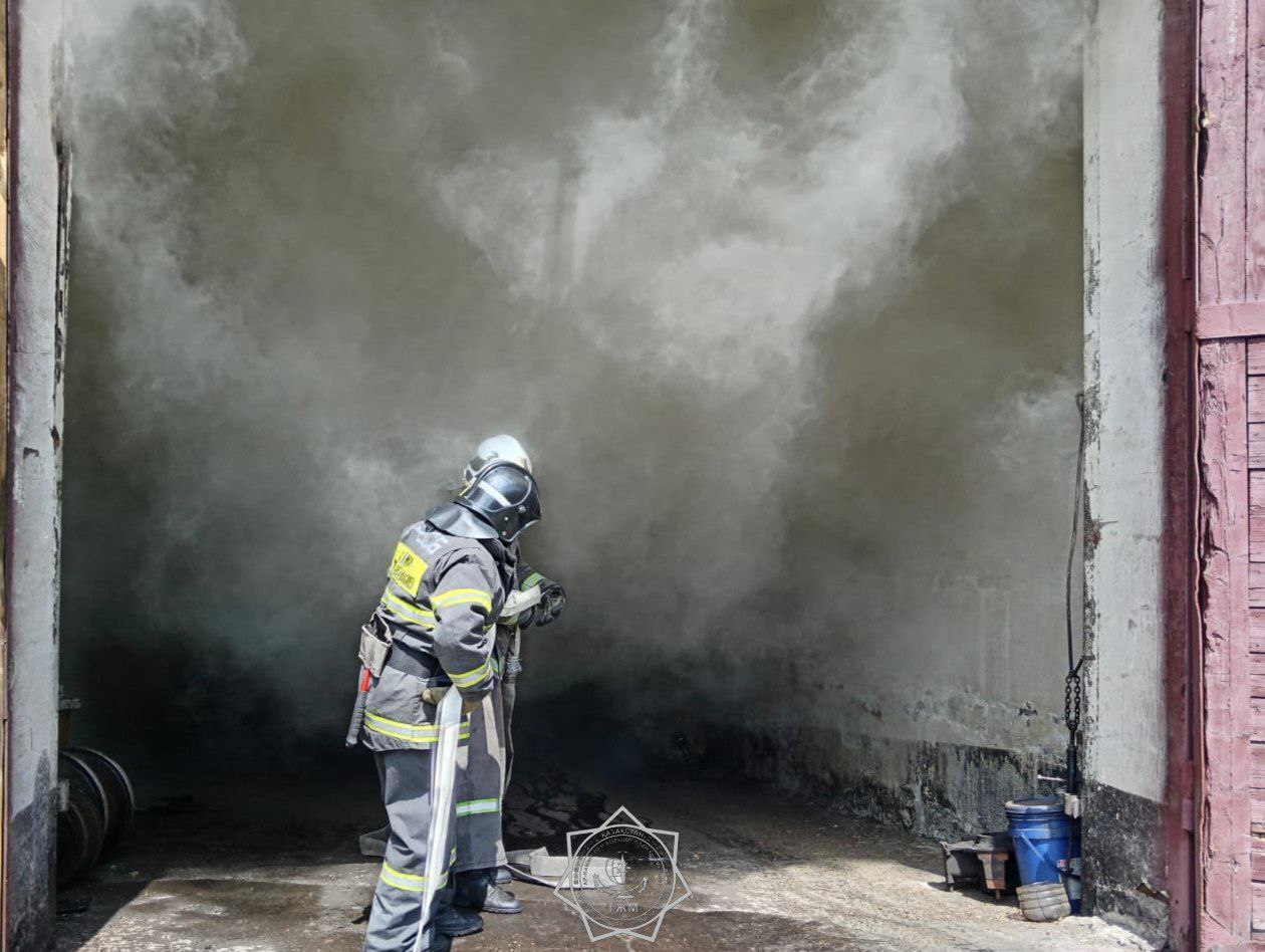Склад со жмыхом подсолнечника горел в Усть-Каменогорске