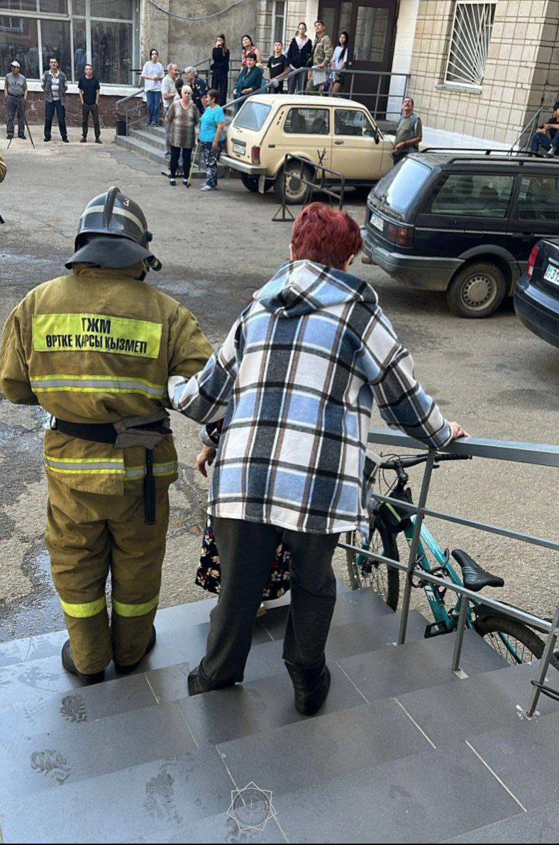 85 человек эвакуировали из горящего дома в Степногорске