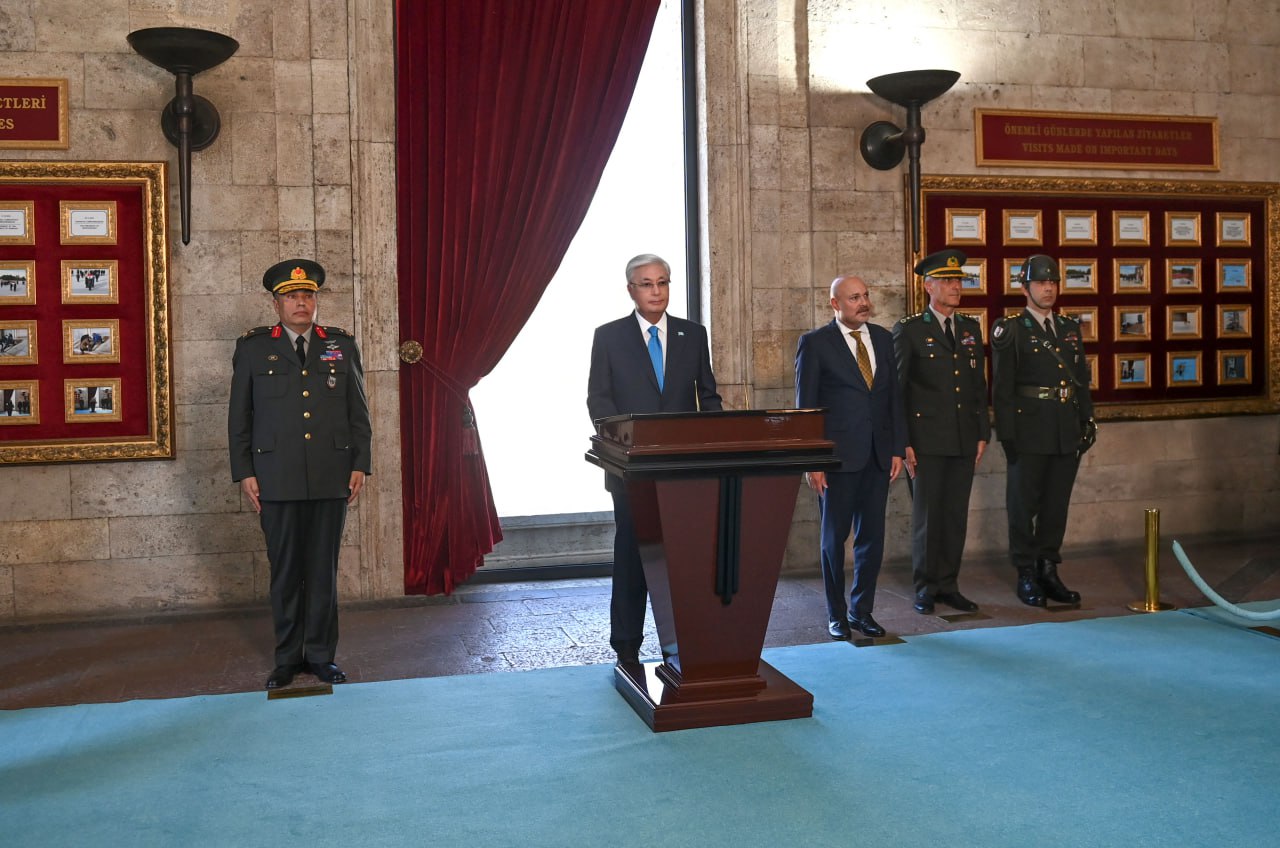 Касым-Жомарт Токаев посетил мавзолей Ататюрка в Анкаре