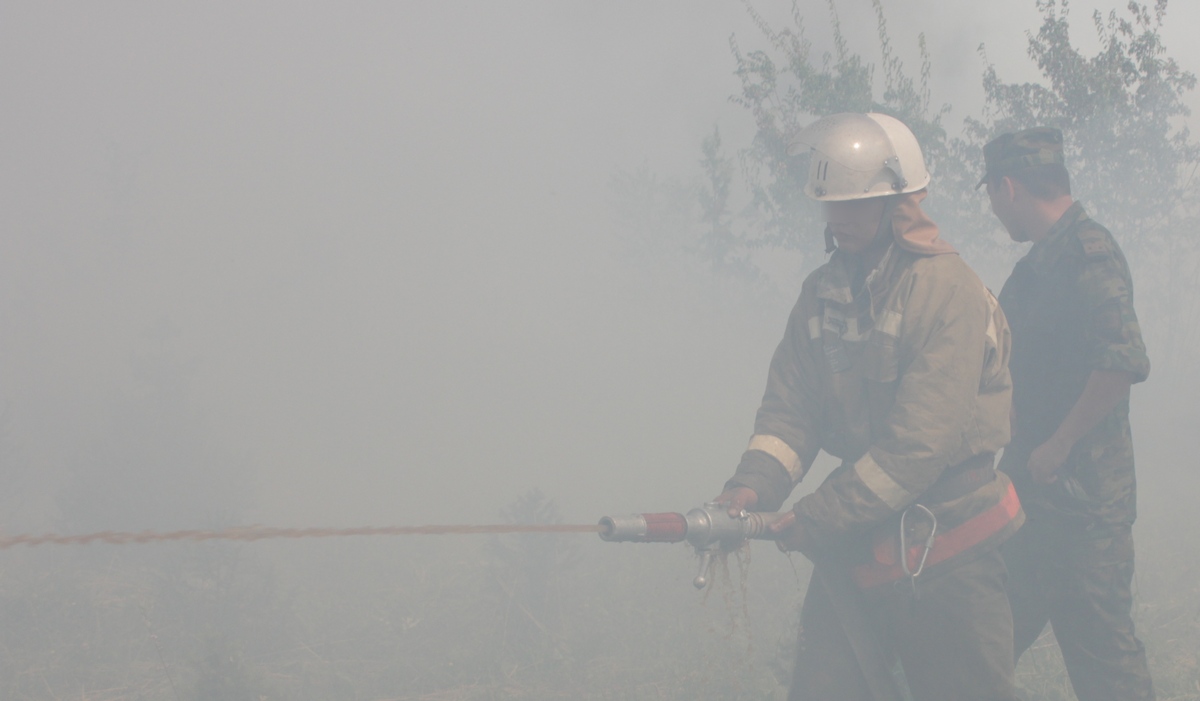 Спасатели МЧС ликвидируют загорание сухостоя в Аксайском ущелье