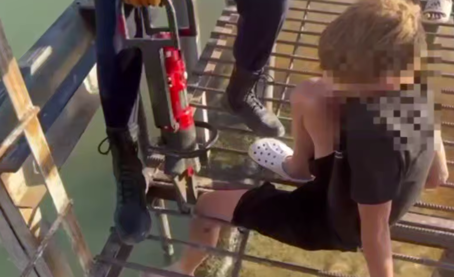 Спасатели МЧС помогли подростку, застрявшему на мосту