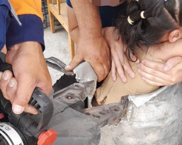 Пятилетняя девочка застряла во фляге: спасатели МЧС пришли на помощь