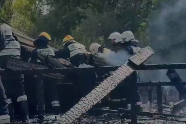 Цех сгорел в Алматы - соседний дом удалось спасти