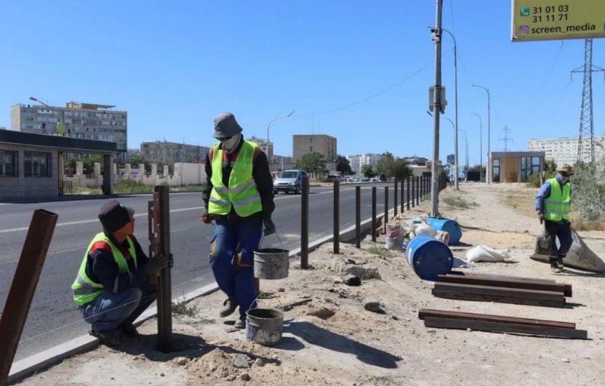 В Актау вдоль дорог устанавливают защитные ограждения