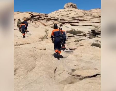 В Карагандинской области спасатели эвакуировали женщину, травмированную в горной местности