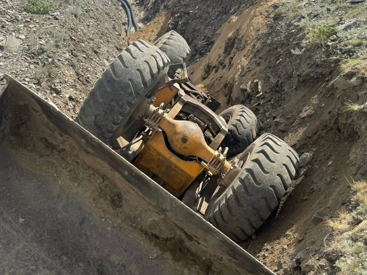 В Восточно-Казахстанской области трактор упал в траншею — водитель скончался