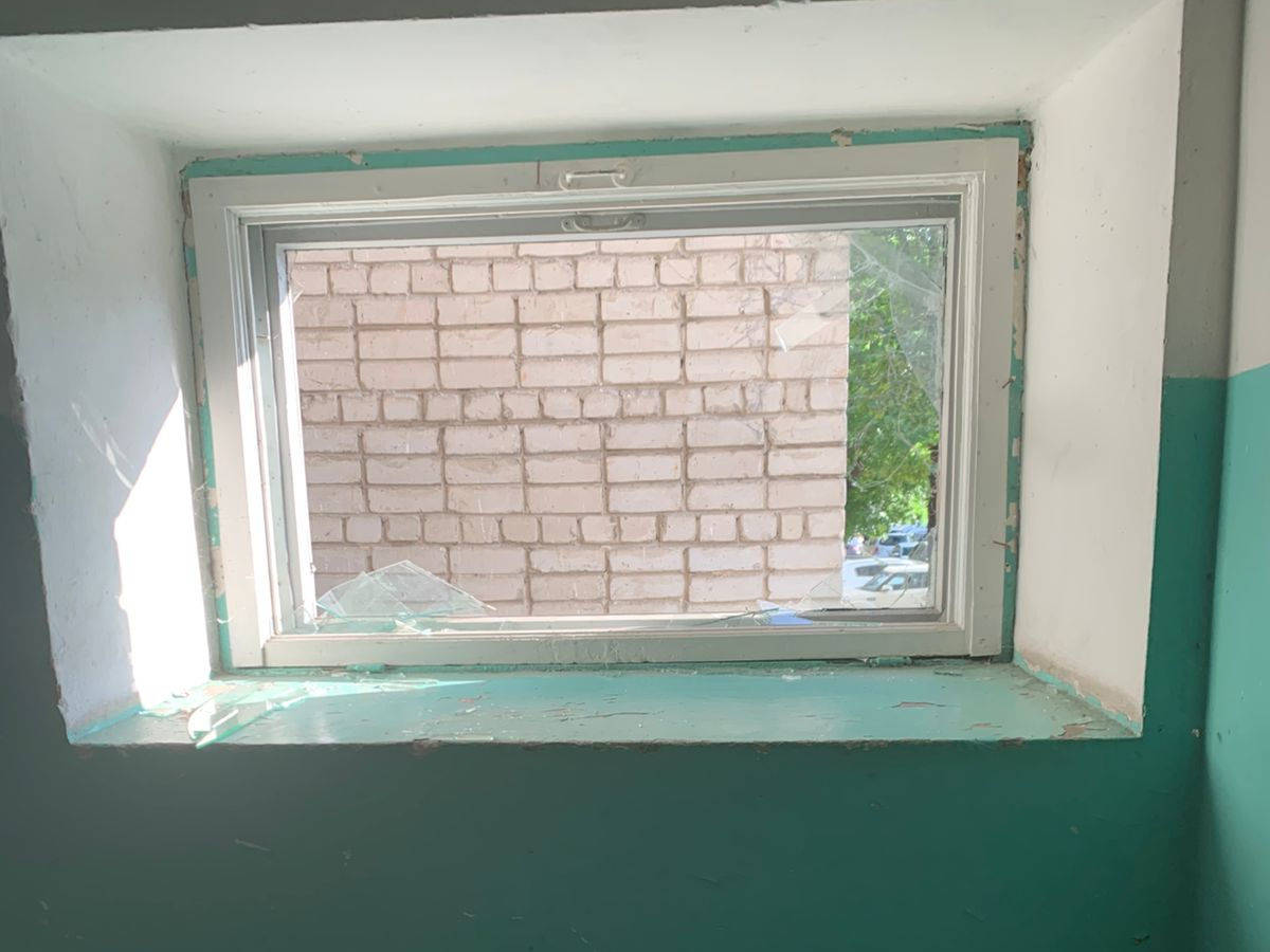 Мужчина спрыгнул с козырька многоэтажки на припаркованный автомобиль в Усть-Каменогорске