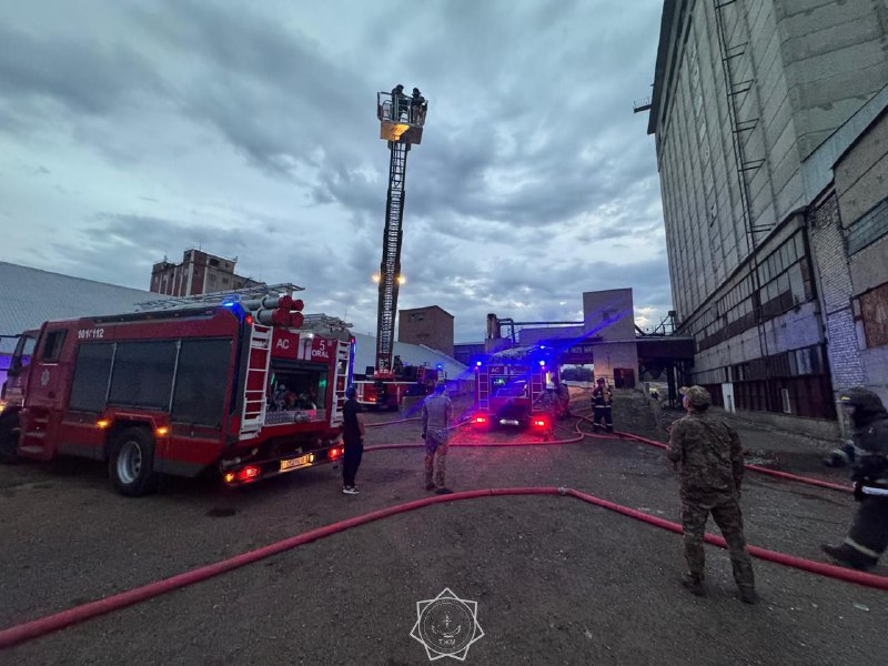 В Уральске огнеборцы ликвидировали пожар в элеваторе