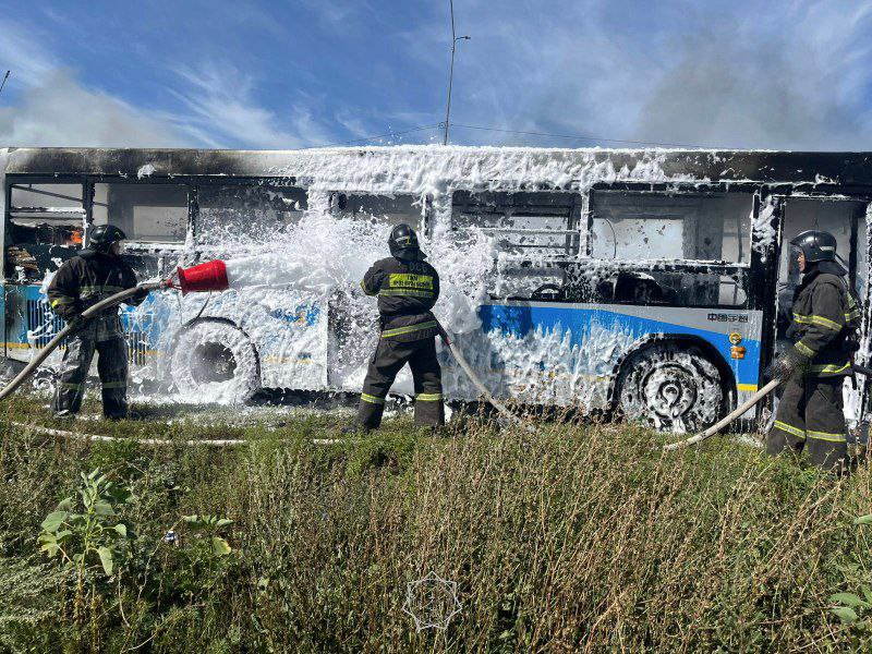 В Усть-Каменогорске огнеборцы МЧС потушили горящий автобус