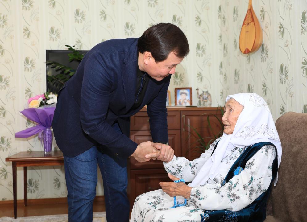 Аким Актюбинской области лично поздравил долгожительницу