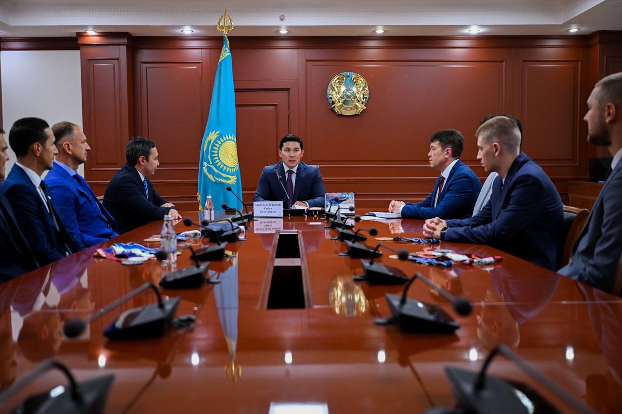 Казахстанских спортсменов, обыгравших 9-кратных олимпийских чемпионов наградил Ербол Мырзабосынов