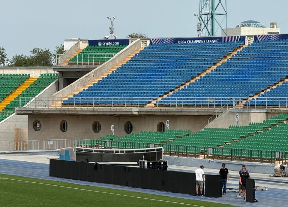 Делегация УЕФА готовит Центральный стадион Алматы к матчу "Кайрата" в Лиге чемпионов