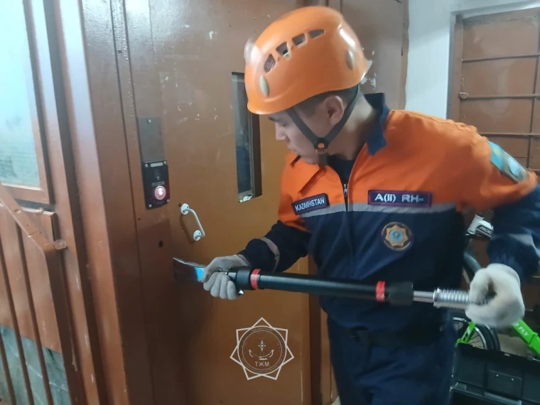 Спасатели ЗКО вызволили двоих детей из лифта