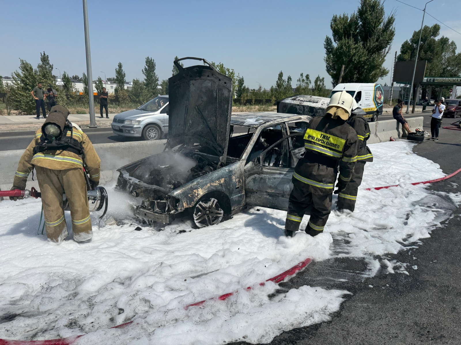 В Алматы потушили загоревшийся Мерседес