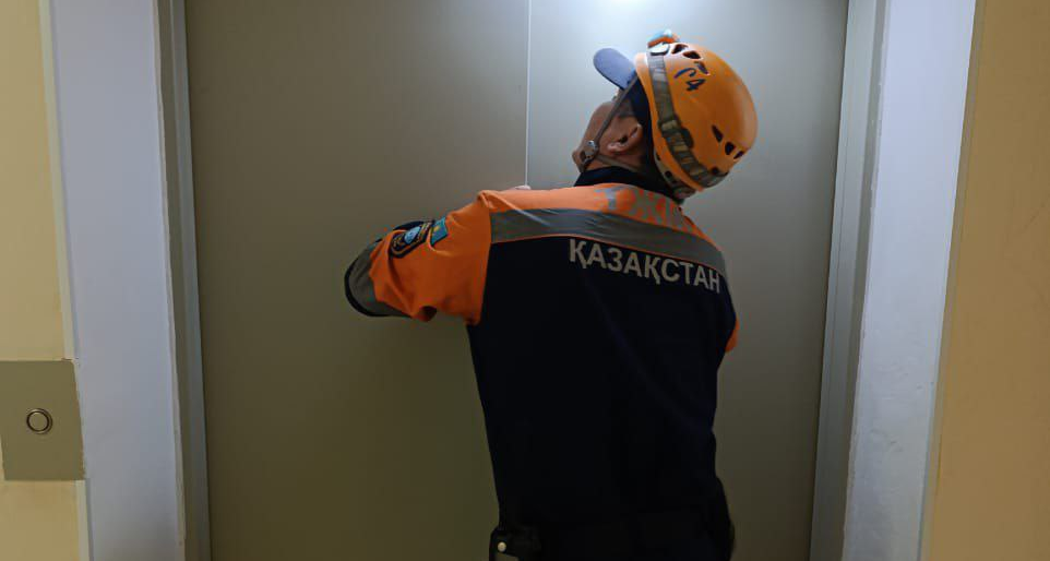 В Кызылорде спасатели МЧС освободили мужчину, застрявшего в лифте