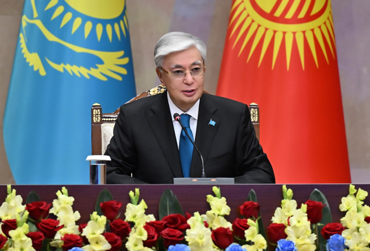 Касым-Жомарт Токаев и Садыр Жапаров провели брифинг для представителей СМИ