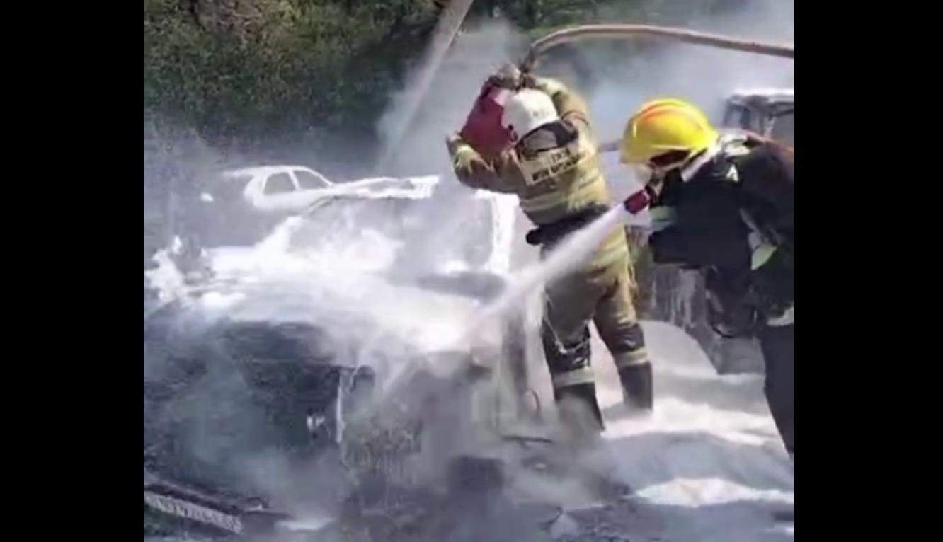 Сразу две машины загорелись в Алматы