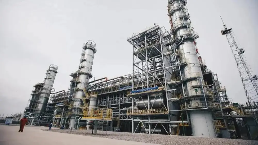 Двое рабочих упали с вышки нефтеперерабатывающего завода в Шымкенте