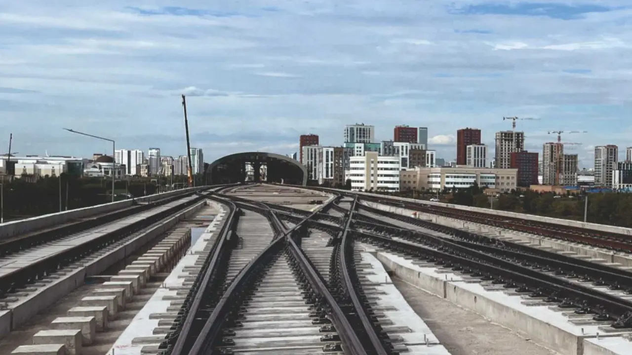В Астане на основной линии LRT завершили укладку рельсов