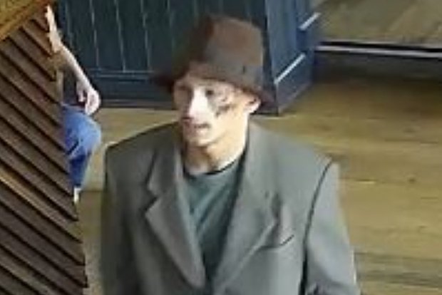 Неуловимого преступника заметили с друзьями в баре и не смогли поймать