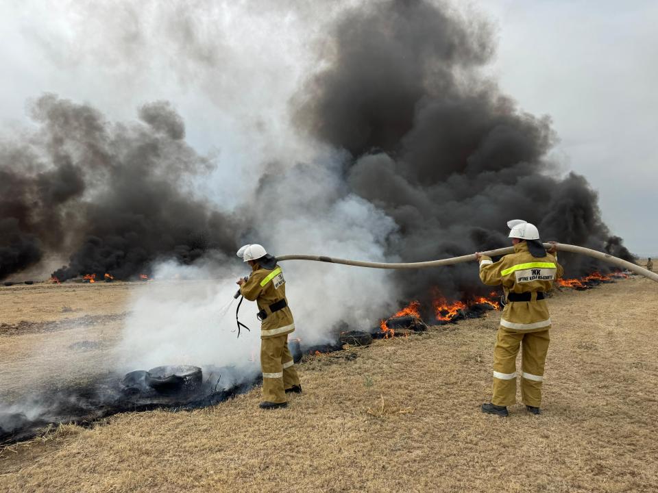 О сильной жаре и пожарах предупреждают казахстанцев
