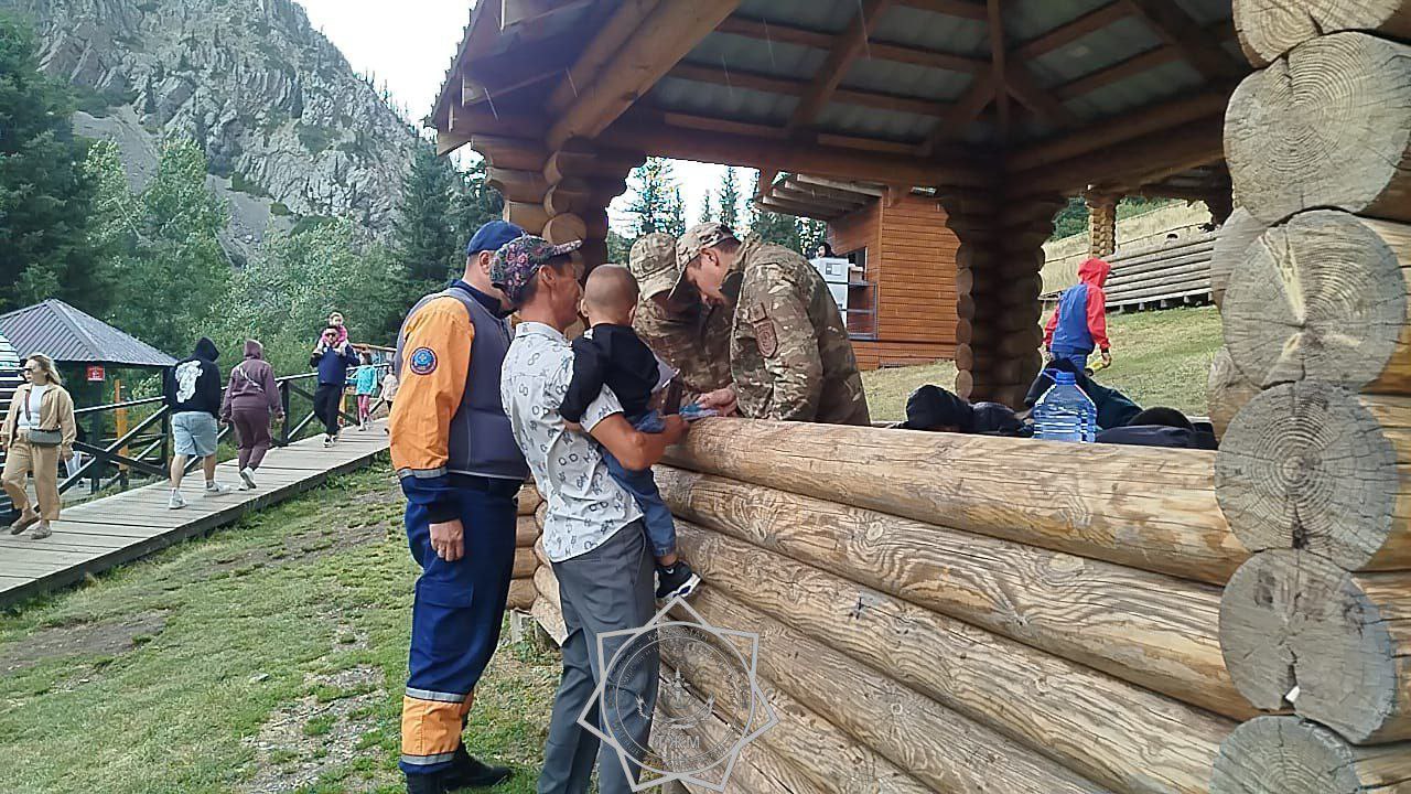 Двухлетнего ребенка нашли в горах Алматинской области