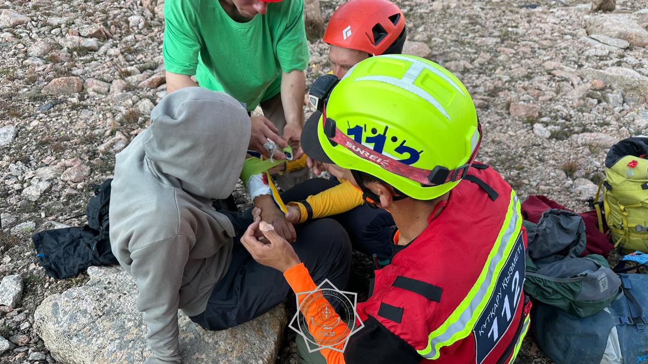 Подростка с переломом спасли в горах Алматы