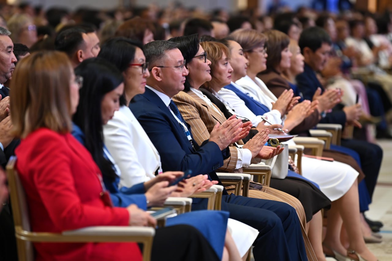 Президент поручил ускорить внедрение цифровых технологий и искусственного интеллекта в образовательный процесс