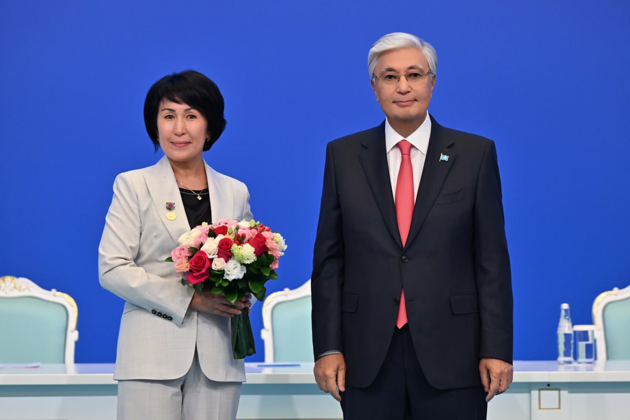 Президент наградил ряд педагогов государственными наградами РК