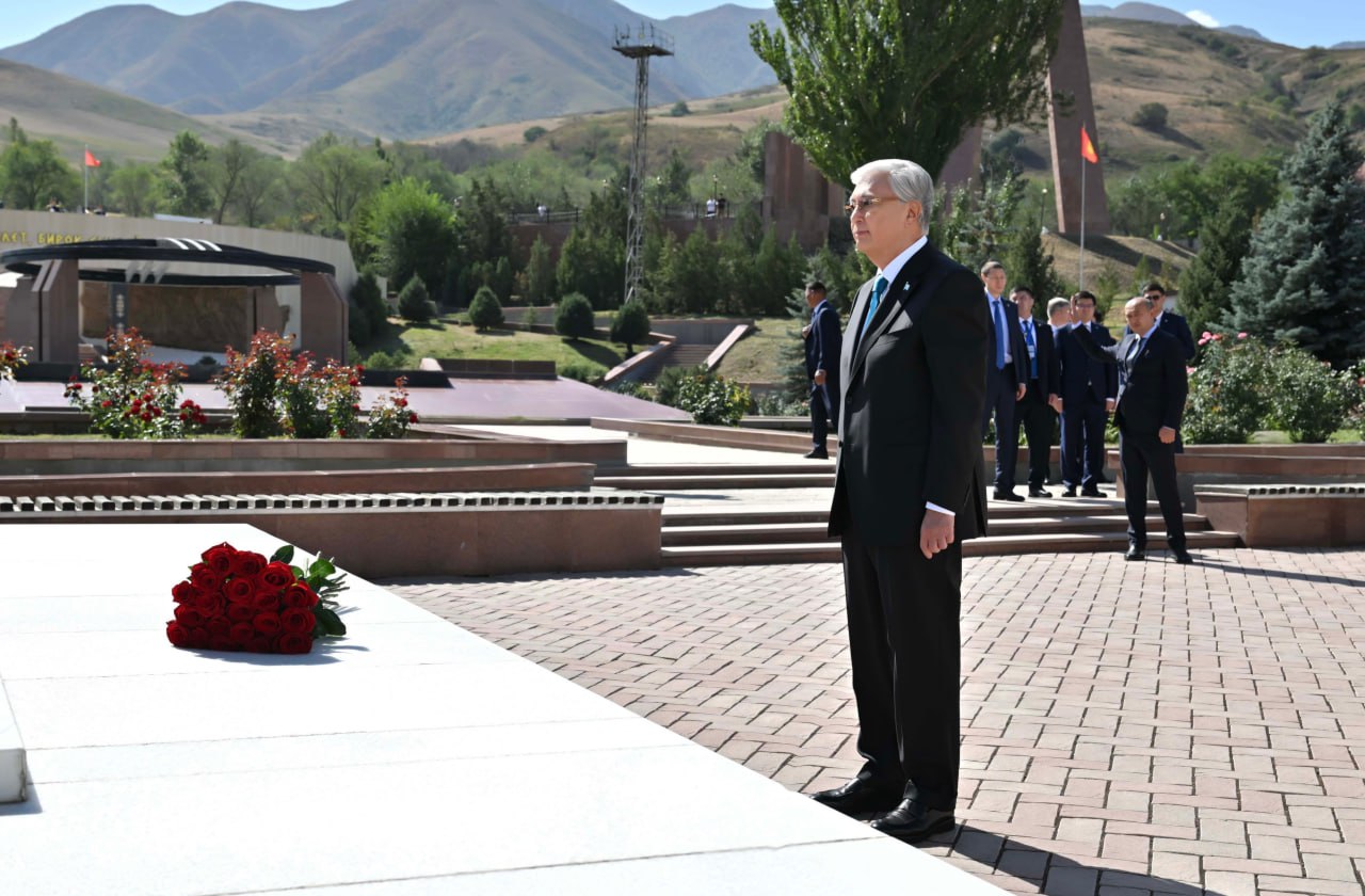 Токаев почтил память Чингиза Айтматова