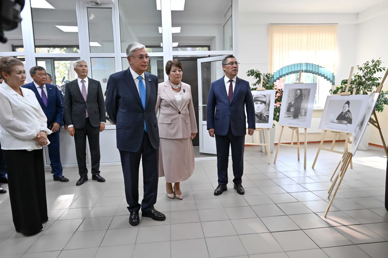 Токаев посетил школу-гимназию №33 имени своего отца