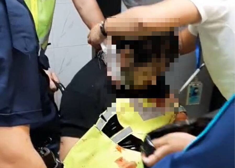 Перезал горло: в аэропорту Алматы мужчина пытался покончить с собой